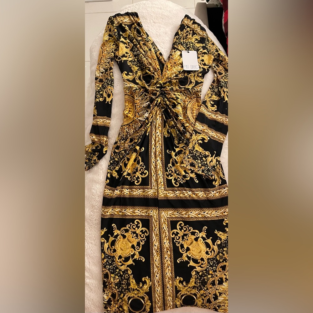 Baroque print dress size small (it can fit a size medium) Brand new with tag on
